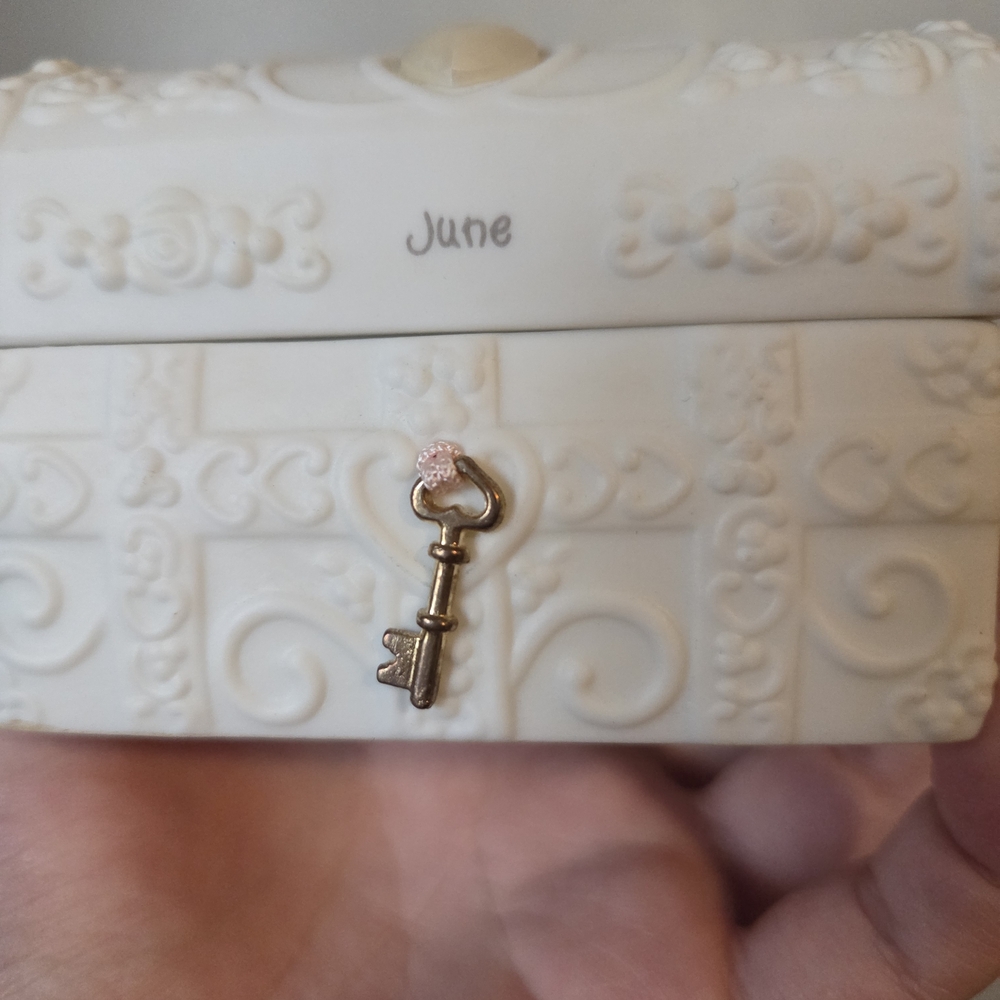 Precious Moments White Jewelry Organizer with Gold Key - Picture 4 of 10